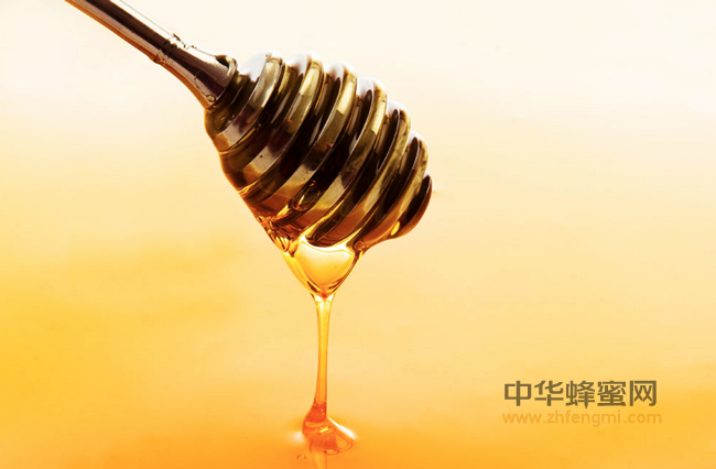 明矾制造假蜂蜜，警方一举捣毁！