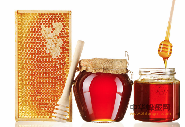 【蜂蜜美容法】蜂蜜能预防肌肤干燥，使皮肤白皙、细嫩、光滑，还能预防粉刺和消除皱纹等