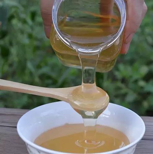蜂蜜的功效与作用，喝蜂蜜水的好处，转发出去让更多人知道