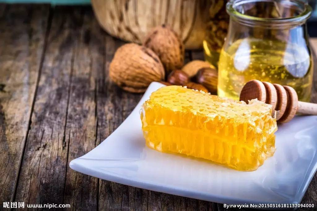 哪里能买到真蜂蜜 蜂蜜柠檬水的功效与作用 蜂蜜水作用 天然蜂蜜价格 天然蜂蜜多少钱一斤