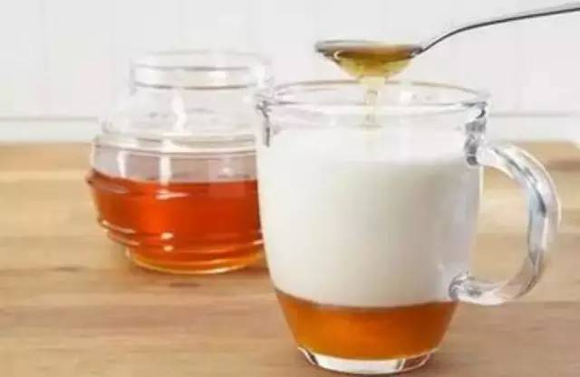 百花蜂蜜价格 蜂蜜姜汤的作用 哪个牌子的蜂蜜好 蜂蜜淡斑 晚上喝蜂蜜水好吗
