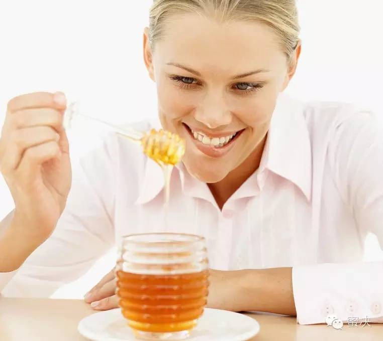 玫瑰花蜂蜜 防治 椴树蜂蜜的作用与功效 早上喝柠檬蜂蜜水好吗 亚洲蜂联