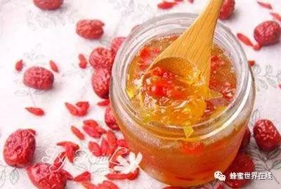 喝蜂蜜水不可以吃什么 西红柿蜂蜜面膜怎么做 茶里可以放蜂蜜吗 蒜蜂蜜能一起吃吗 怪物猎人4龙人商人蜂蜜