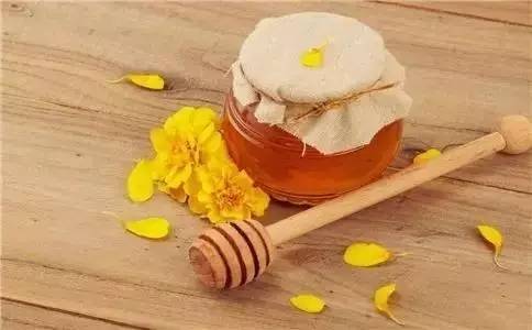 柠檬蜂蜜存放多久 蜂蜜头发护理 柠檬浸蜂蜜 蜂蜜洗脸治好了红血丝 吃了葱能喝蜂蜜吗
