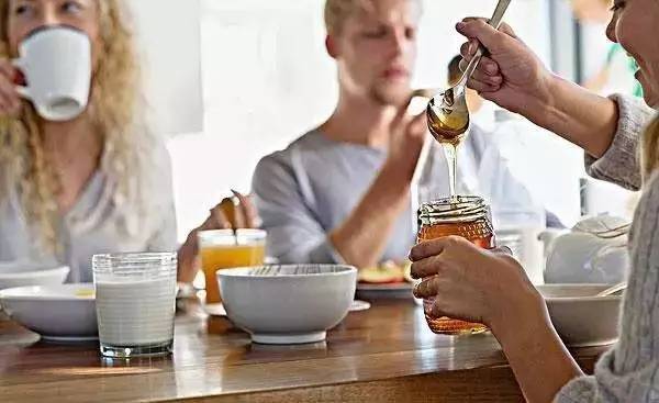 什么时侯不能蜂蜜和三七 储存蜂蜜的玻璃瓶 蜂蜜的种类有哪些 白醋蜂蜜水能减肥吗 不宜喝蜂蜜水