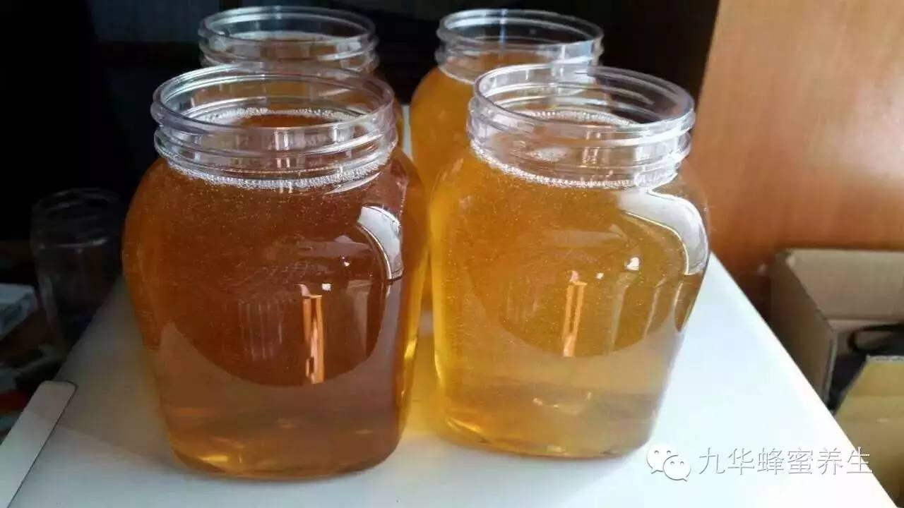 吃药能喝柠檬蜂蜜水吗 蜂蜜上面有一层白色 蜂蜜柠檬用什么水冲 月经崩漏可以喝蜂蜜水吗 吃羊肉可以喝蜂蜜水吗