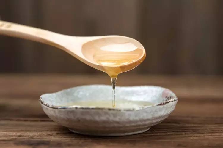 阿胶可以和蜂蜜一起吃吗 唇炎抹蜂蜜 蜂蜜治疗咳嗽哪种咳嗽 蜂蜜助眠吗 蜂蜜不能和什么一起吃