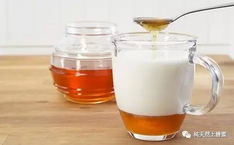 松树蜂蜜 蜂蜜治疗妇科病的偏方 胃酸可以喝蜂蜜吗 蜂蜜和红枣可以一起吃吗 姜汤蜂蜜怎么做