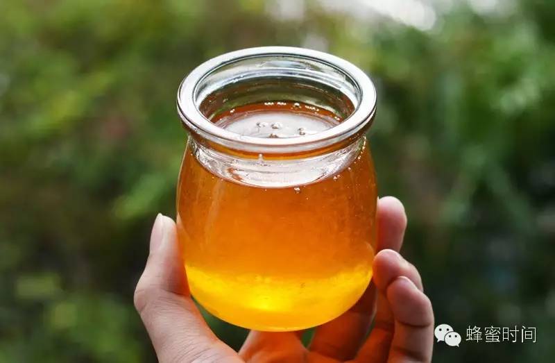 各种蜂蜜 纯正蜂蜜多少钱一斤 吃大葱能喝蜂蜜水吗 一天喝多少蜂蜜好 蜂蜜水冰冻