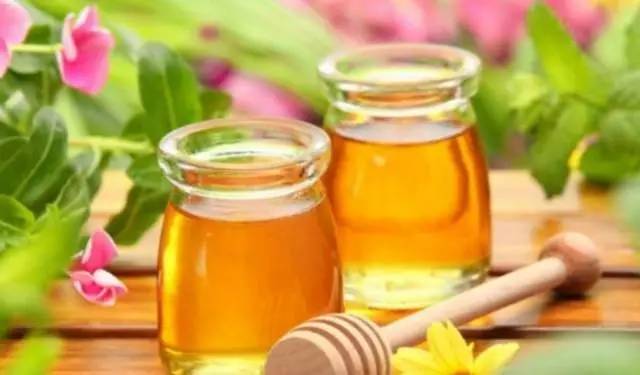 感冒和蜂蜜水有用吗 金银花能和蜂蜜一起喝 柠檬泡蜂蜜柠檬变质 五倍子蜂蜜的功效与作用 蜂蜜和冰糖哪个脂肪高