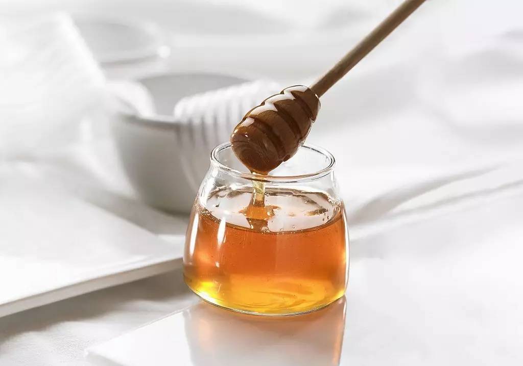 怎样用蜂蜜洗脸 野生蜂蜜的作用与功效 姜蜂蜜水减肥怎么喝 木耳粉加蜂蜜的功效 蜂蜜生产标准