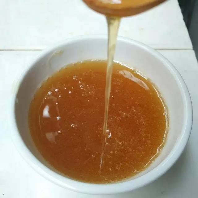 蛋清蜂蜜能祛痘吗 蜂蜜与四叶草电影网盘 欧乐曼蜂蜜 西红柿蜂蜜汁的功效 蜂蜜水长期喝