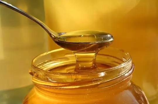 蜂蜜的作用与功效禁忌症 蜂蜜和山药 鱼和蜂蜜 蜂蜜加牛奶做面膜好吗 蜂蜜能多喝吗