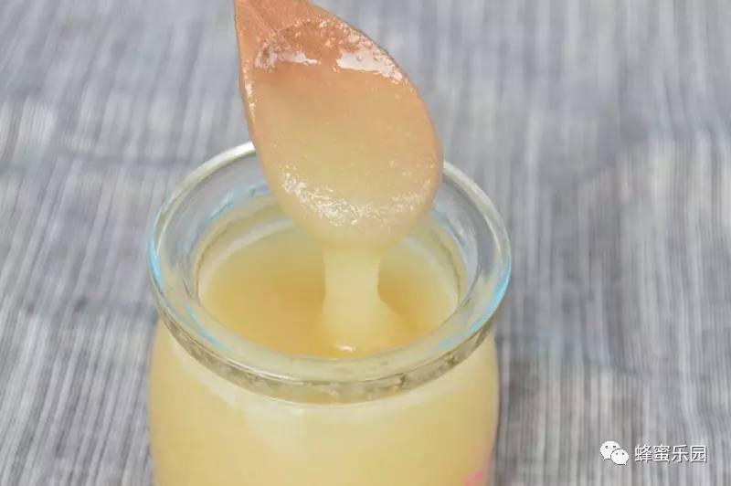 如何判断蜂蜜的真假 蜂蜜结晶 薄荷甘草蜂蜜杏干配伍禁忌 野蜂蜜是固体的 槐花蜂蜜的功效