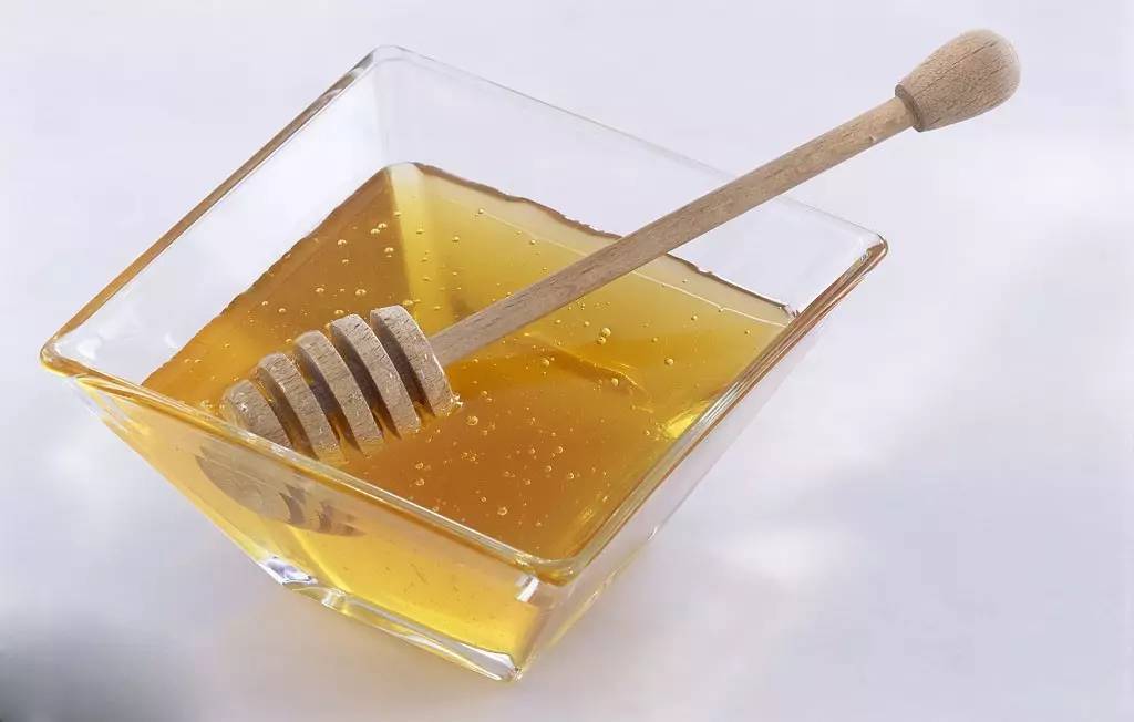 凉蜂蜜水清热，而温蜂蜜水补脾