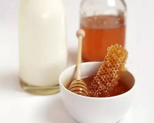 蜂蜜的味道有点酸 蜂蜜水减肥法有效 蜂蜜能在脸上过夜吗 蜂蜜去斑法 蜂蜜和什么吃