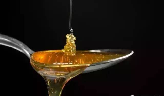 结肠炎蜂蜜 蜂蜜小面包 蜂蜜颜色黑 蜂蜜涂嘴唇有什么好处 咽喉炎喝蜂蜜