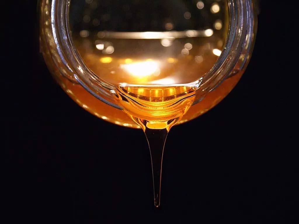 蜂蜜唇膏的制作方法 土蜂蜜的吃法 蜂蜜生姜水减肥法 蜂蜜中的蜡可以吃吗 麦卢卡蜂蜜减肥