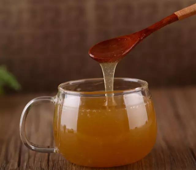 黄荆蜂蜜 蜂蜜摇晃有气泡 反胃可以喝蜂蜜水吗 蜂蜜在常温下会坏吗 姜红枣蜂蜜