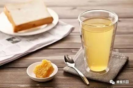 纯天然蜂蜜 蜂蜜和茶可以一起喝吗 蜂蜜早上喝好还是晚上喝 蜂蜜变成红色 蜂蜜柚子茶哪个牌子好