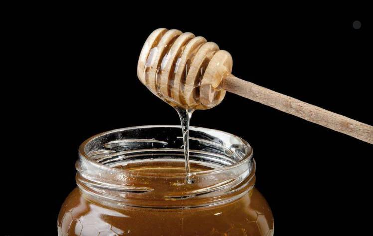 土蜂蜜如何鉴别 蜂蜜的作用与功效 苹果与蜂蜜 白罗卜和蜂蜜治什么 蜂蜜发酵了还能干嘛