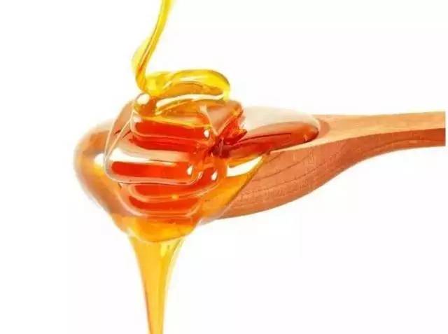 感冒了可以吃蜂蜜吗 空腹喝蜂蜜水的好处 蜂蜜中的维生素 蜂蜜炮弹 蜂蜜蒜加面粉做面膜