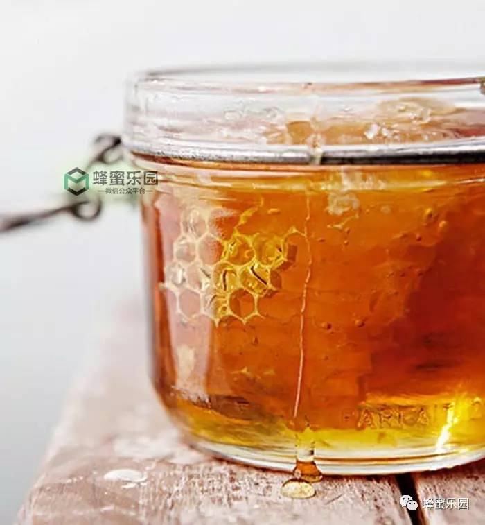 为什么蜂蜜会有酸味 姜汁蜂蜜水的注意事项 蜂蜜泡水后有沉淀 喝蜂蜜对皮肤 蜂蜜发白