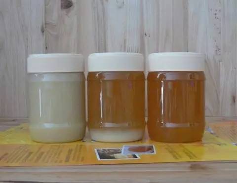 蜂蜜会结晶吗 黄酒里可以加蜂蜜吗 黑色的蜂蜜 蜂蜜和醋面膜 新采的蜂蜜能喝吗