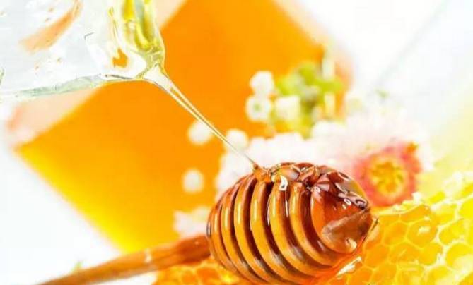 6个月宝宝可以吃蜂蜜 bramwells蜂蜜 用蜂蜜怎么洗头发 体虚可以喝蜂蜜水吗 每天吃多少蜂蜜合适