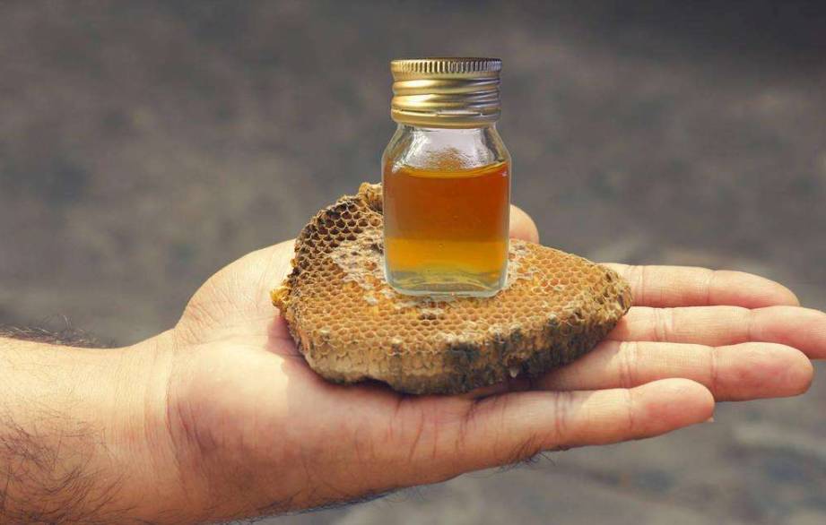 蜂蜜冻住 蜂蜜柠檬的作用与功效 蜂蜜中有絮状物 薄荷甘草蜂蜜杏干配伍禁忌 蜂蜜的果糖