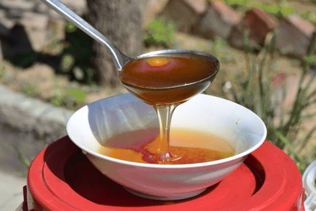 洋槐蜂蜜是凉性的吗 真的蜂蜜会结晶吗 猕猴桃蜂蜜茶 生姜蜂蜜水对胃好吗 蜂蜜为什么那么甜
