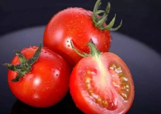 营养学家建议：凉拌西红柿用蜂蜜更健康！