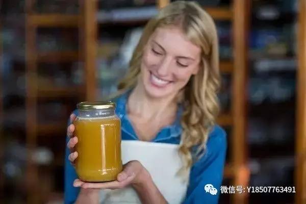 蜂蜜可以和生姜一起喝吗 喉咙发炎能喝蜂蜜吗 蜂蜜的感官 蜂蜜属热性 蜂蜜和灵芝粉