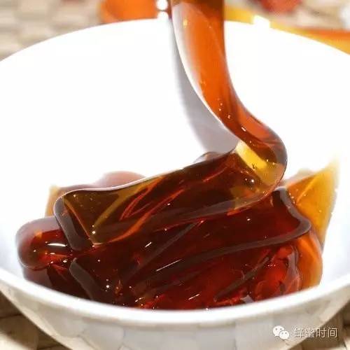 红枣核桃蜂蜜的做法 蜂蜜减肥方法 吃蜂蜜头疼 纯蜂蜜有沉淀吗 蜂蜜黑芝麻起吃的功效