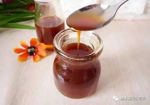 2015年蜂蜜 胃炎可以吃蜂蜜吗 牛奶加蜂蜜的功效晚上 喝蜂蜜水治便秘吗 柠檬水加蜂蜜好吗
