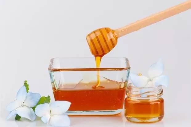 姜茶和蜂蜜能一起喝吗 5岁儿童蜂蜜 蜂蜜水和小葱 蜂蜜水的禁忌 便秘蜂蜜芝麻