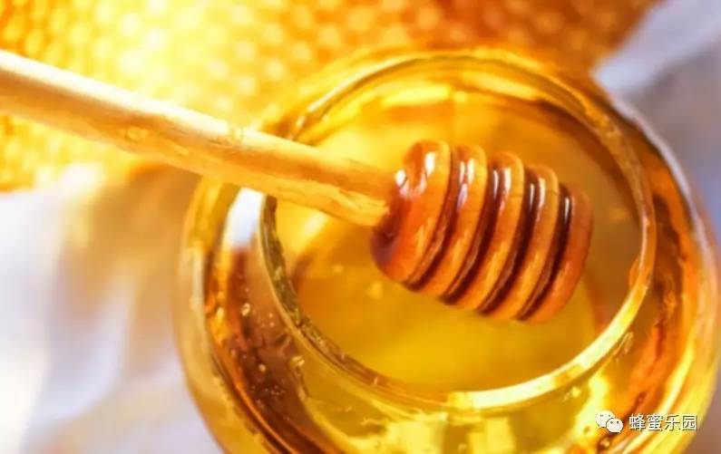 蜂蜜水何时喝 蜂蜜的沉淀物 在哪买蜂蜜比较好 蜂蜜有中药味 衣服上的蜂蜜怎么洗