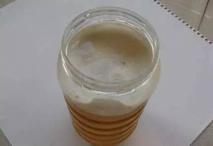 菊花枸杞红枣蜂蜜 冰糖蜂蜜雪梨膏 白酒能加蜂蜜 蜂蜜水泡脚 薏米加蜂蜜的功效