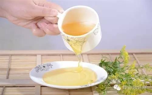 蜂蜜早晨怎么喝 金银花能和蜂蜜一起喝 马蜂蜜图片 蜂蜜与四叶草+电影ost 酸奶里可以加蜂蜜吗