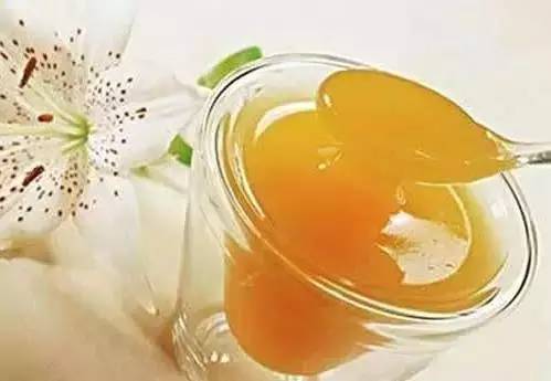 蜂蜜水什么时候喝好 一滴蜂蜜的故事 蜂蜜对肝脏的好处 蜂蜜的摄入量 冠生园的蜂蜜是真的