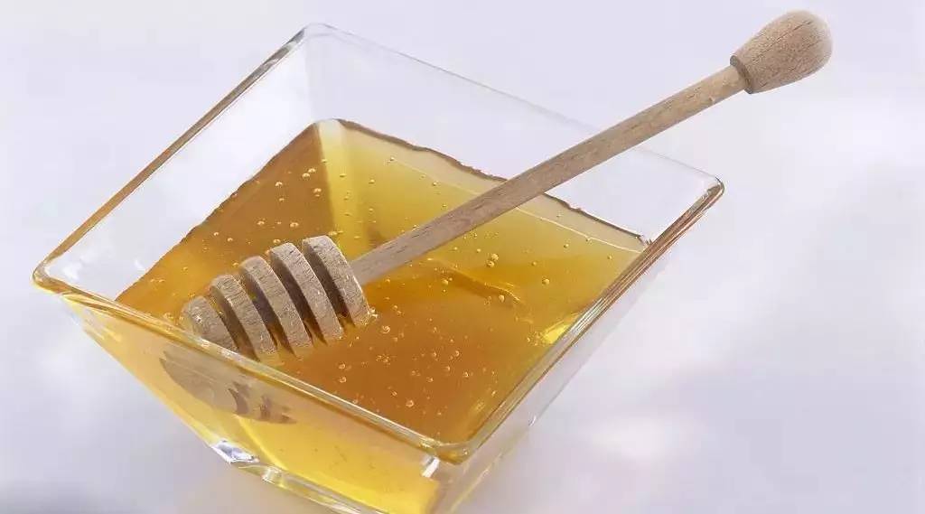 糖浆和蜂蜜的区别 红枣枸杞蜂蜜泡水喝的功效 西柚蜂蜜的作用与功效 野生崖蜂蜜 灵芝蜂蜜泡酒