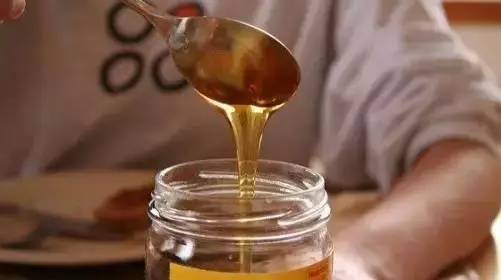 蜂蜜放冰箱可以放多久 梦妆花颜蜂蜜保湿面膜 绿茶和蜂蜜能一起喝吗 黄瓜蜂蜜面膜的功效 调配蜂蜜膏
