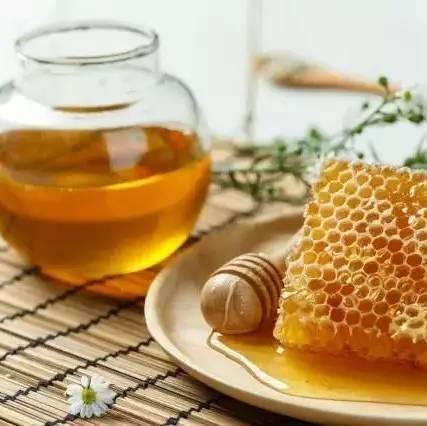 睡前一勺蜂蜜，缓解咳嗽，促进睡眠