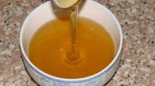 蜂蜜和橄榄油面膜 肺炎能吃蜂蜜吗 蜂蜜又黑又苦 蜂蜜鸡蛋 蜂蜜红糖水的作用