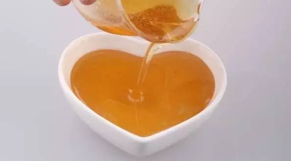 蜂蜜金橘的做法 土蜂蜜如何鉴别 蜂蜜柠檬水的功效 蜂蜜对肺 蜂蜜水味道