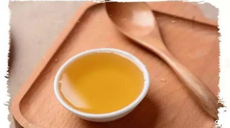 嗓子痛可以喝蜂蜜水吗 浓缩蜂蜜营养价值 蜂蜜柚子茶的功效 癌症病人可以喝蜂蜜吗 蜂蜜泡水酸的