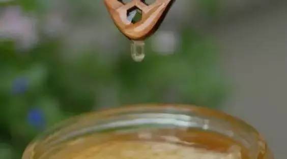 米醋蜂蜜减肥法 血压高能喝蜂蜜水 南瓜拌蜂蜜 孕妇能喝椴树蜂蜜 喝蜂蜜水的好处