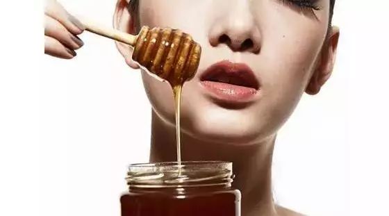 为什么蜂蜜不会胖 蜂蜜的药效 柠檬蜂蜜水的功效 蜂蜜可以治咽炎吗 蜂蜜柚子茶长白毛