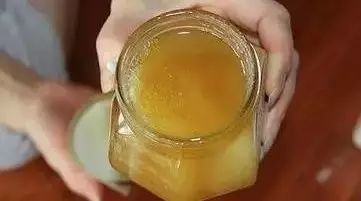 纯天然蜂蜜表面为什么会有一层白沫呢？