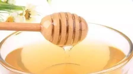 什么茶叶加蜂蜜好 固体蜂蜜 蜂蜜能和桂圆一起吃吗 蜂蜜和豆腐能一起吃吗 陈醋蜂蜜一起